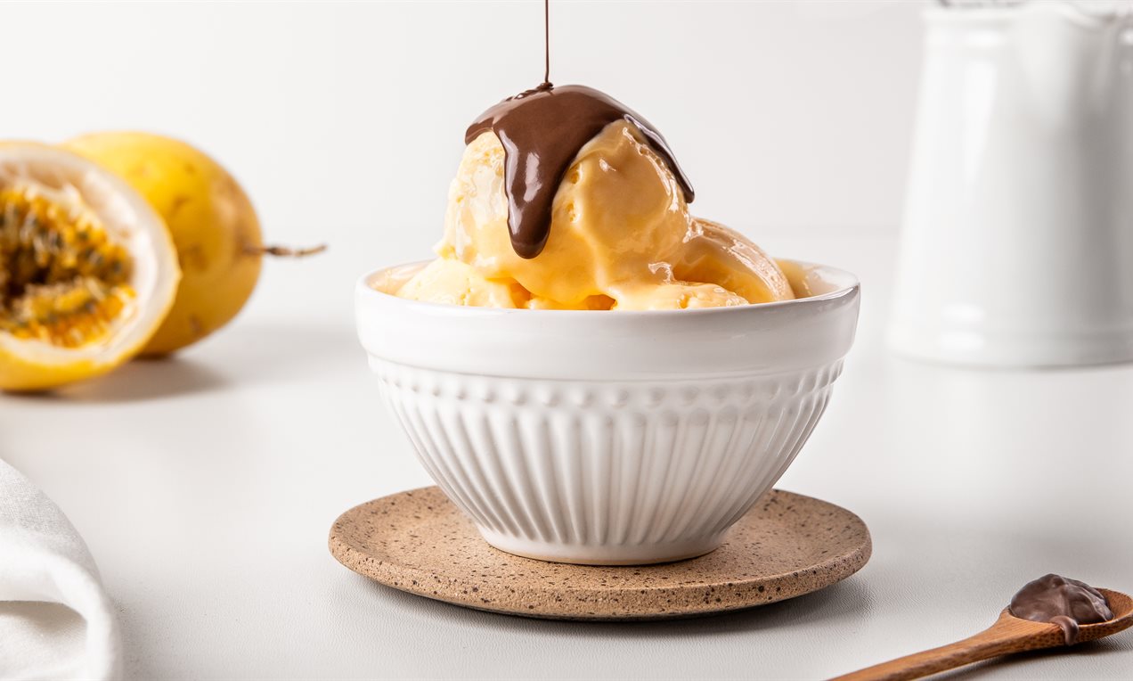 Sorvete de Maracujá com Cobertura de Chocolate