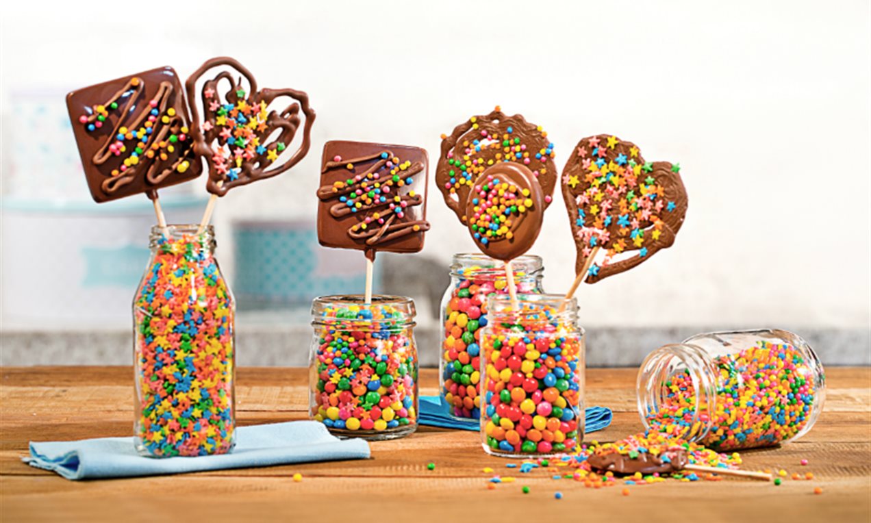 Pirulitos de chocolate e confeitos