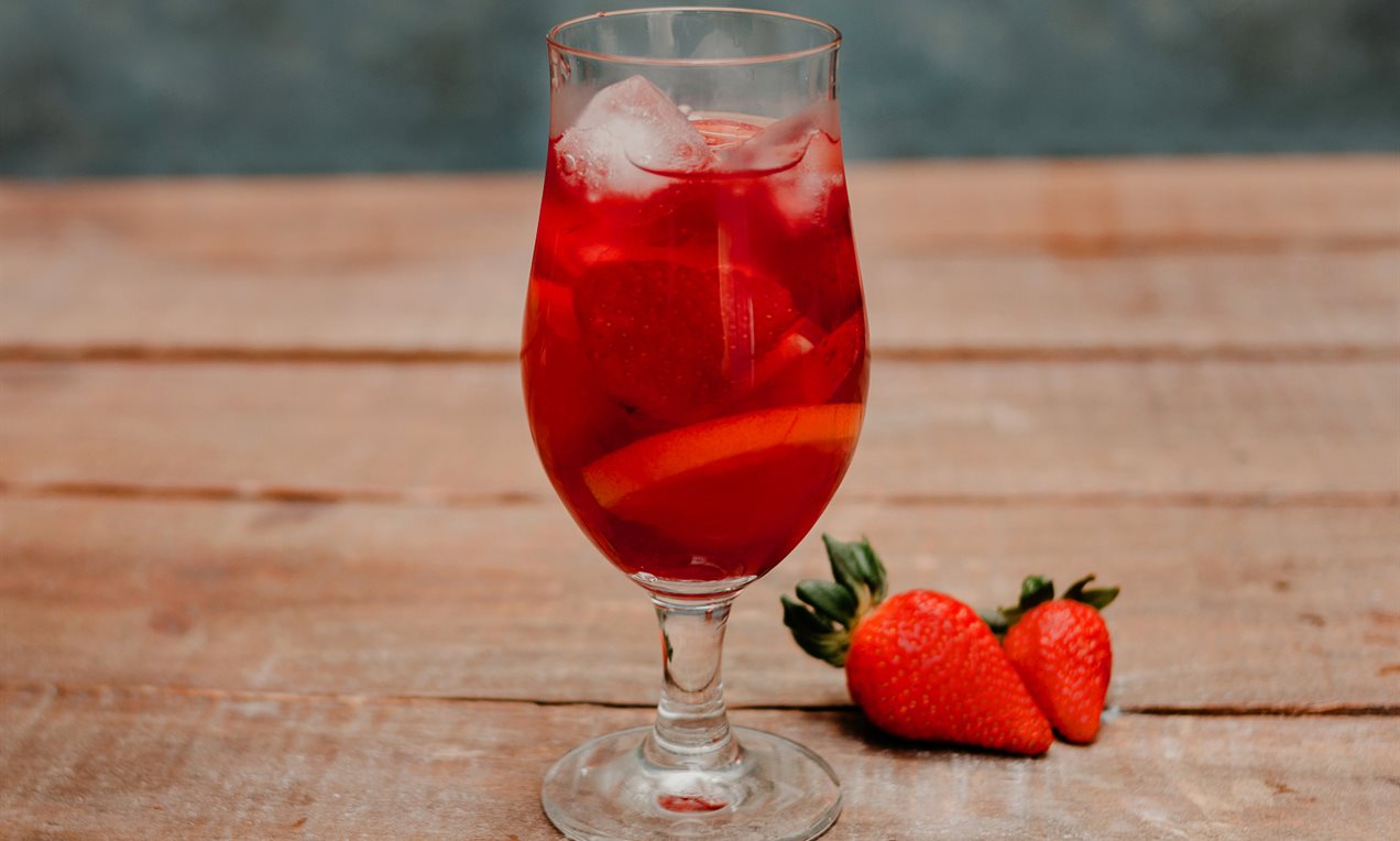 Chá gelado com morango e frutas