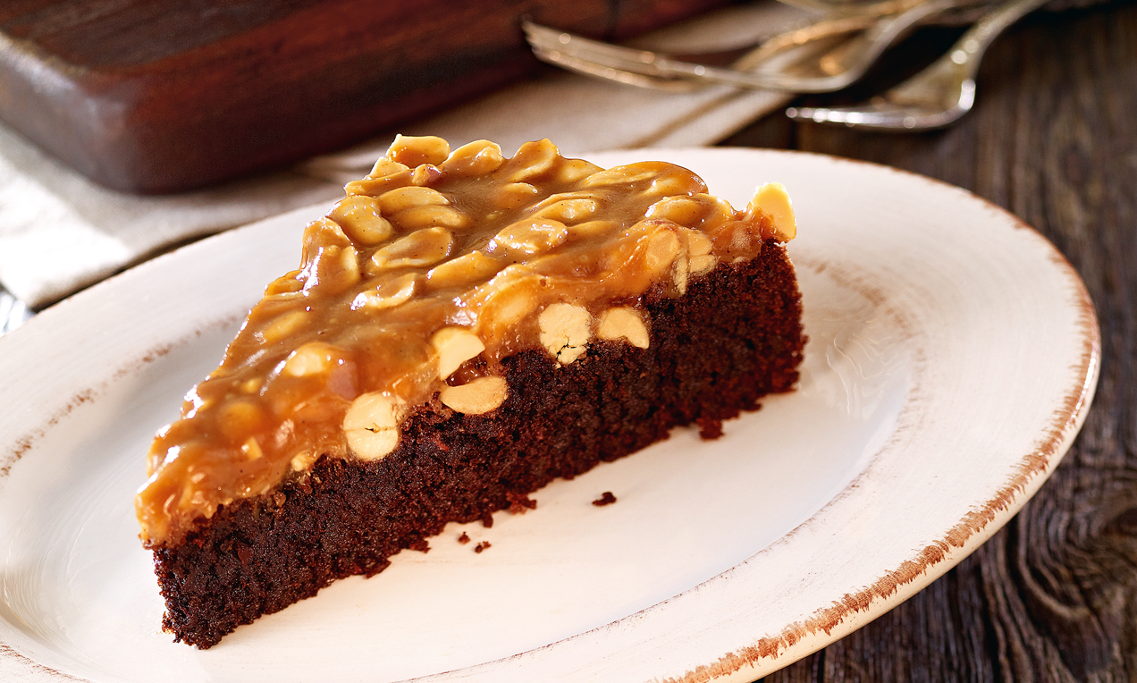 Bolo de Chocolate Cremoso com caramelo de amendoim