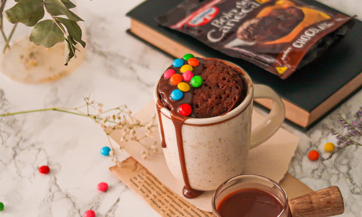 Bolo de Caneca com Confeitos e Cobertura